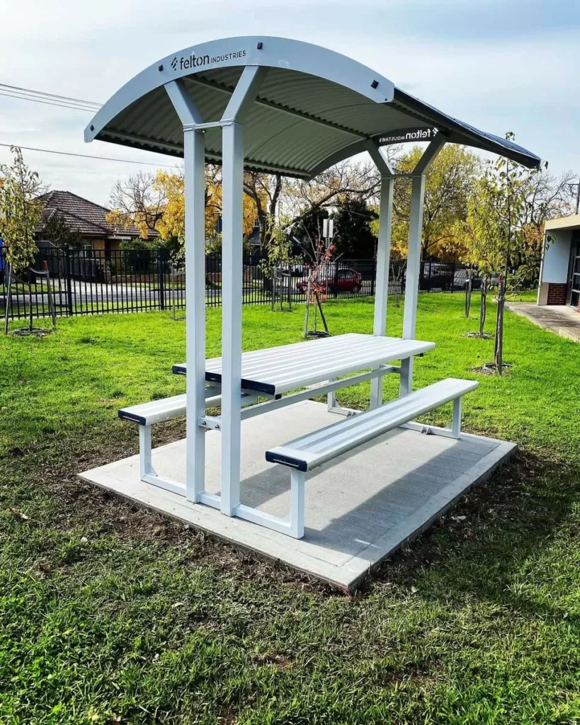 Aluminium Deluxe Broad Roof Sheltered Park Settings in Strathmore Primary School