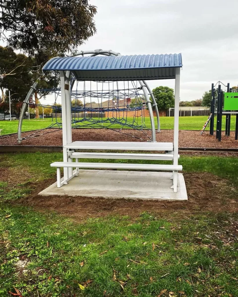 Aluminium Deluxe Broad Roof Sheltered Park Setting in Strathmore Primary School