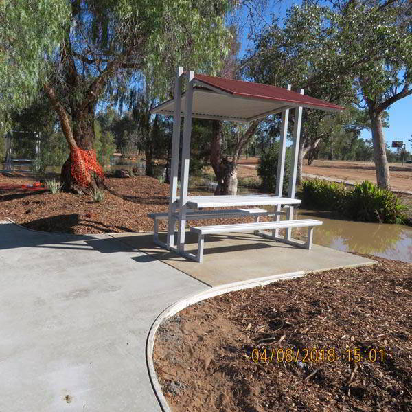 Felton Eco-Trend Sheltered Park Setting